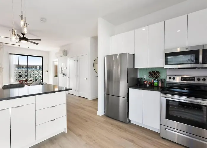 Large Rooftop & Poolside - Walk To Old Town Apartment *